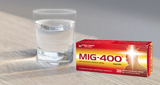 Glas of water and MIG 400® package on the table